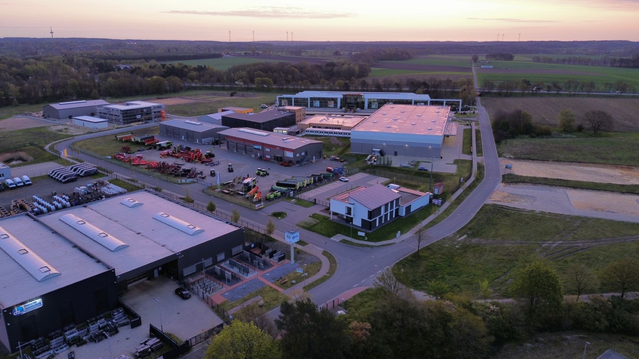 Luftaufnahme eines Gewerbekomplexes im Abendlicht