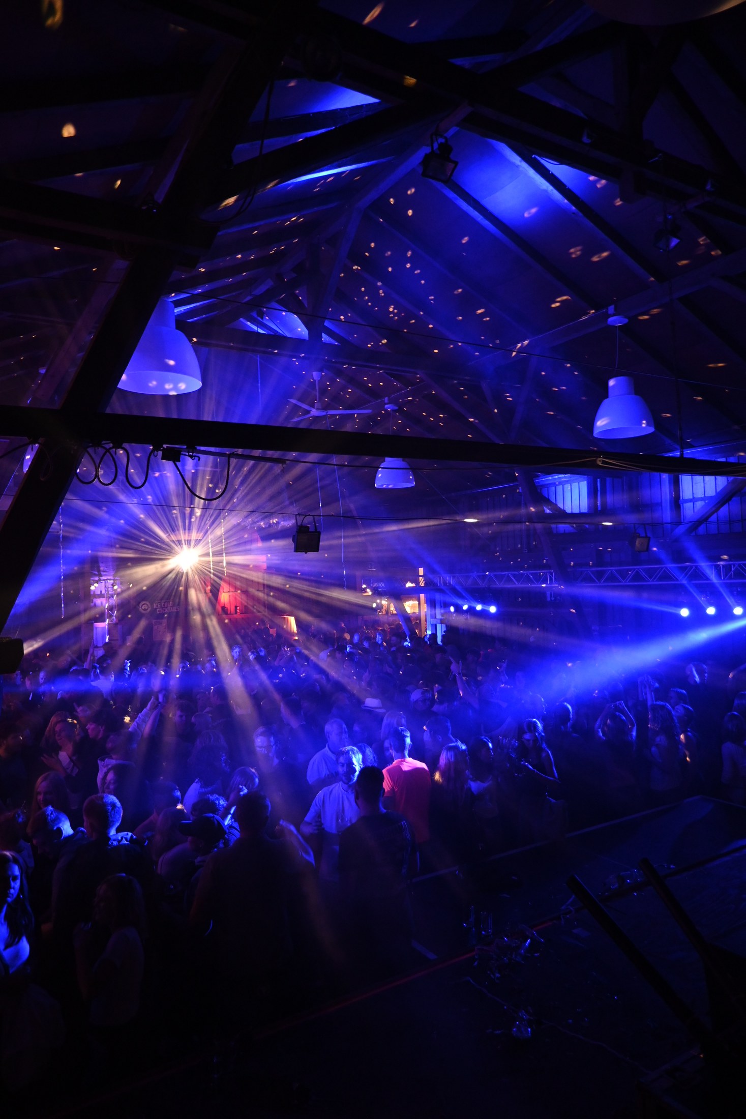 Eventfotografie einer Tanzfläche mit Lichtshow