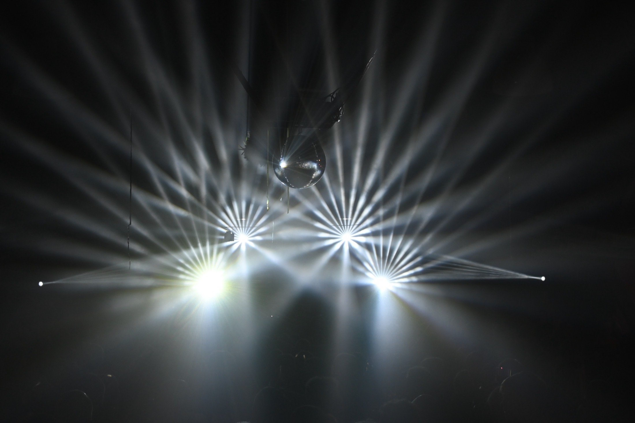 Eventfotografie einer Lichtshow mit Discokugel