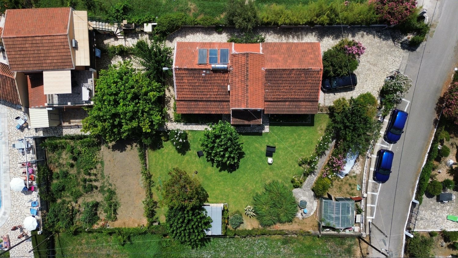 Luftaufnahme eines Wohnhauses mit Garten und Pool